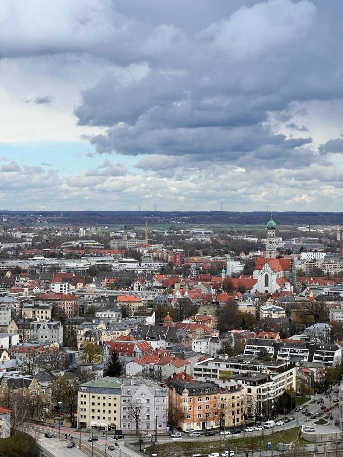 Cityapartment Im 33. Stock Augsburg Bagian luar foto
