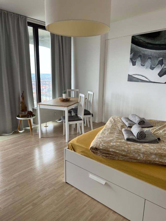 Cityapartment Im 33. Stock Augsburg Bagian luar foto